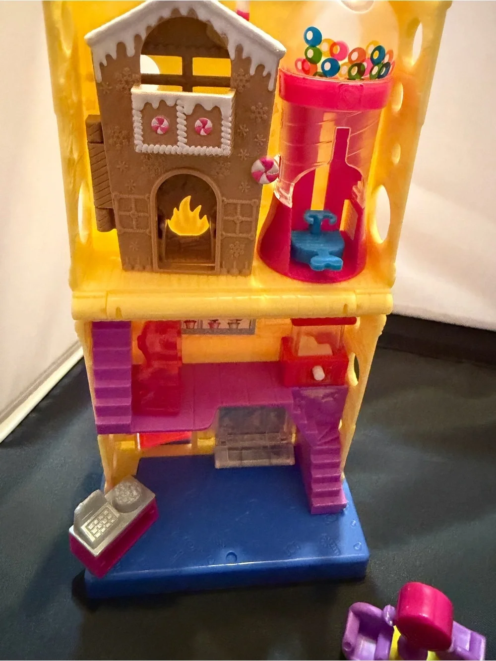Polly Pocket Pollyville Candy Shop‎ Playset w/ 2 Dolls Accessories Cash